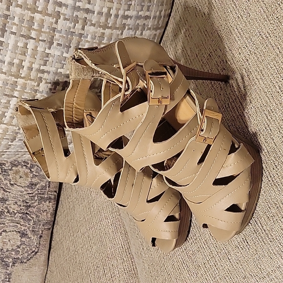 Ladies heels - Picture 2 of 3